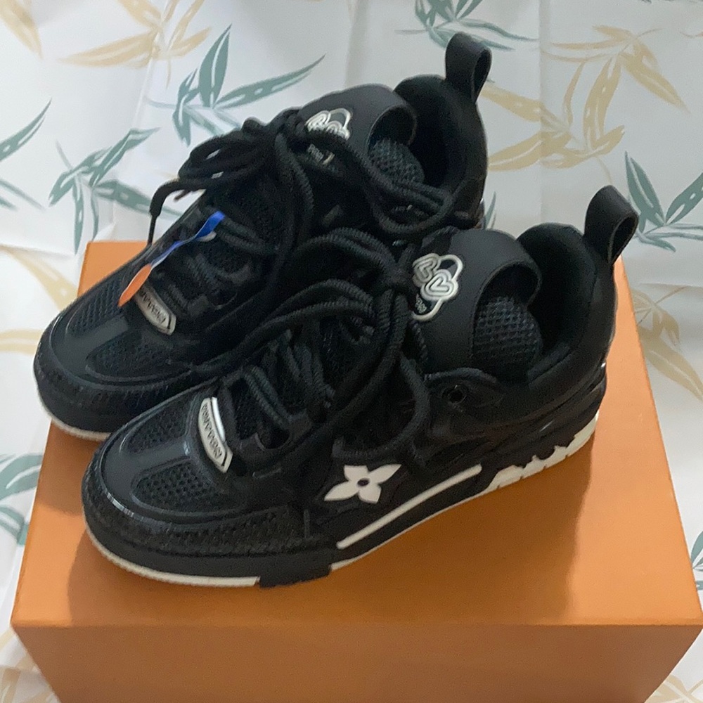 Men’s Louis Vuitton Black Skate Sneakers Size 10